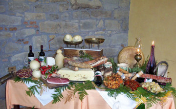 enogastronomia-sicilia-tavola-imbandita-a-festa-sicilia-salumi-formaggi-vini-