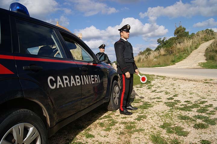 Guida senza patente e resistenza a pubblico ufficiale. Arrestato dai Carabinieri