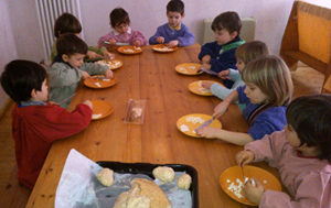 bambini-mensa-scuola-materna-giardino-d'infanzia-pane-in-asilo-www.marsalanews.it