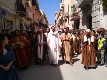 processione-giovedì-santo-marsala-gruppo-apostoli-marsalanews