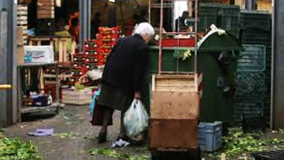 cibo-spreco-povertà-anziana-guarda-nel-cassonetto