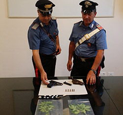 carabinieri-erba-armi-pistole-marijuana
