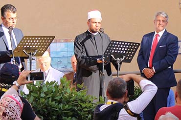 l’Imam Muhammad Hassan Abdulghaffar, a sx, e del Presidente del Distretto Pesca Giovanni Tumbiolo, a dx, nel corso della preghiera per la pace a conclusione di Blue Sea Land 2015