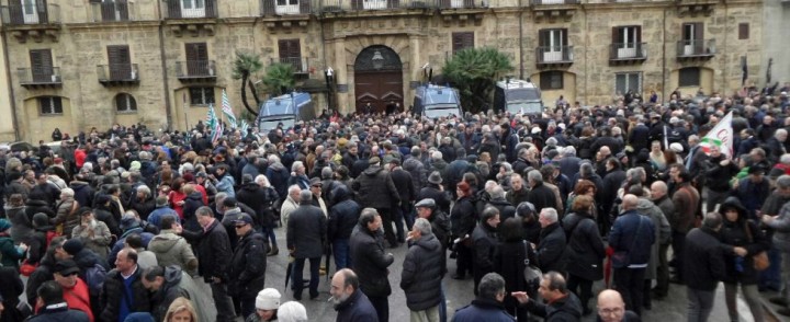 manifestanti-scioperanti-precari-davanti-presidenza-regione-sicilia-palermo