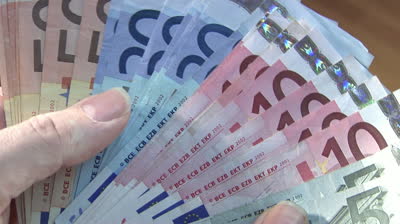 euro-banconote-in-mano