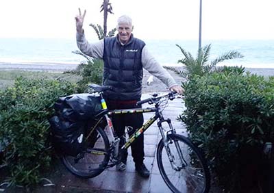 Janus River ospite a Marsala, tappa del suo tour mondiale in bici
