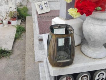 Sciacalli in azione al cimitero di Castelvetrano, rubati vasi di bronzo e cornici
