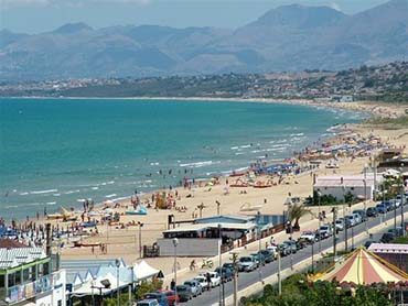 Castellammare, a pulire le spiagge saranno i disoccupati: disponibili 44 posti