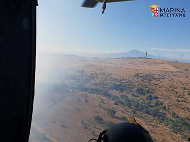 Incendi in Sicilia. Intervengono l'Aeronautica e la Marina con gli elicotteri