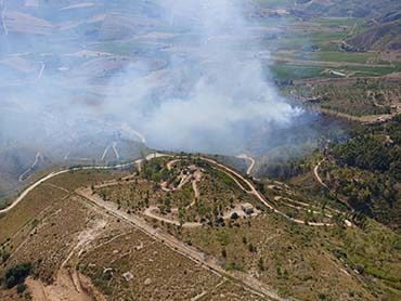 Incendio nei boschi di Castellammare, elicottero dell'Aeronautica doma le fiamme