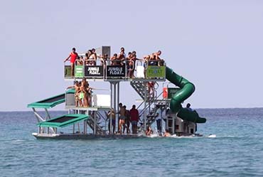 Tarzan Boat: un parco acquatico galleggiante a Cornino