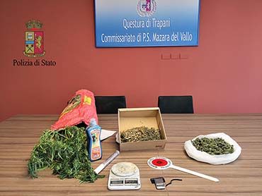 Coltivava cannabis in casa, arrestato un 34enne dalla Polizia mazarese