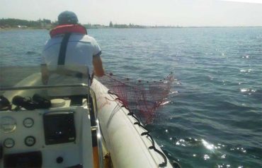 Sequestrata una rete da pesca nei pressi della spiaggia a Marsala