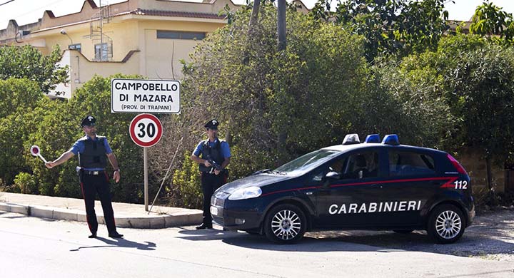 Tenta il furto in un appartamento ma viene arrestato sotto al letto