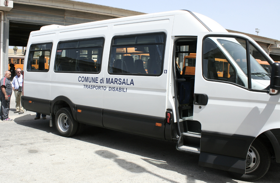 Marsala: furto all'autoparco, smantellato un bus per disabili