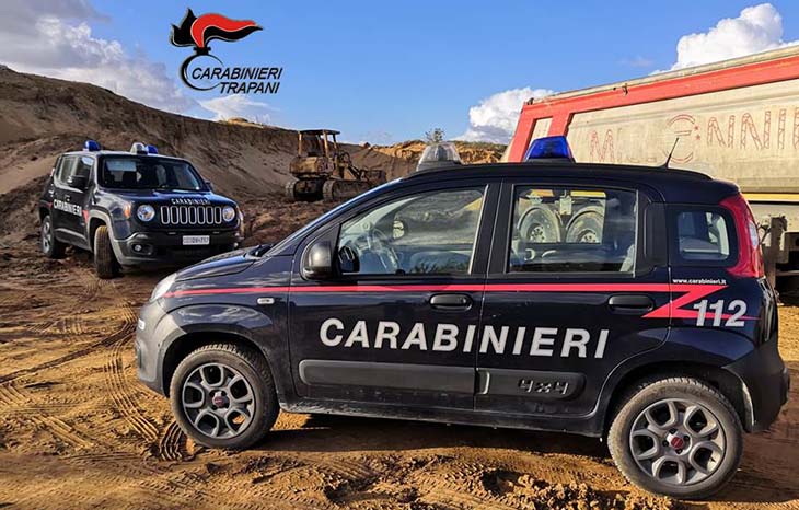 Sorpresi a rubare sabbia con escavatore e camion: due arresti a Campobello